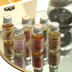 Coffrets en bois d'huiles parfumées comprenant 6 parfums et un brûleur en céramique. My Kozy Shop photo