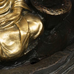 Fontaine zen avec bouddha doré pour des heures de détente dans votre intérieur. Alimentation par secteur